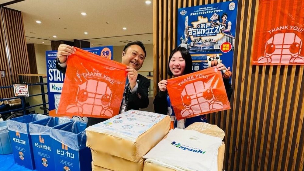 会場で「ロボスケ クリーンバッグ」を配布