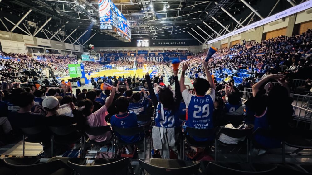 満員の会場を、みんなで応援